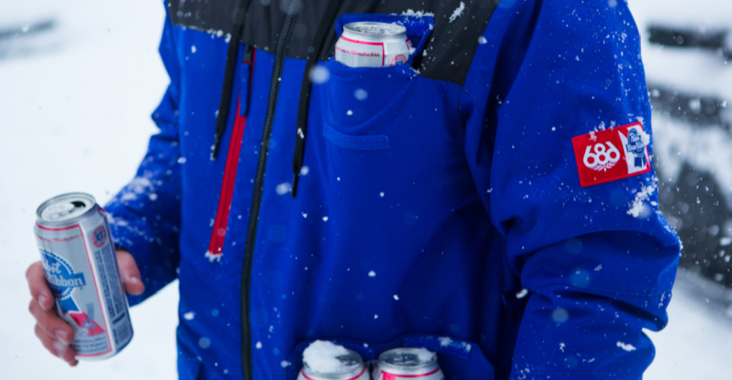 686 x Pabst Blue Ribbon Sixer Jacket : une veste de ski capable de transporter 12 bières
