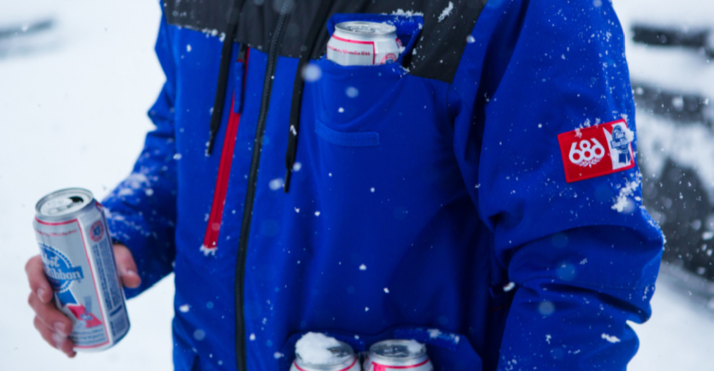 686 x Pabst Blue Ribbon Sixer Jacket : une veste de ski capable de transporter 12 bières 