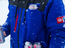 686 x Pabst Blue Ribbon Sixer Jacket : une veste de ski capable de transporter 12 bières 