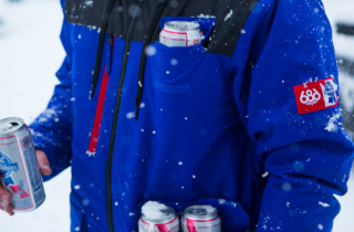 686 x Pabst Blue Ribbon Sixer Jacket : une veste de ski capable de transporter 12 bières 