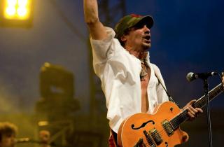 Manu Chao et Un Air Deux Familles se retrouvent aux Fous Cavés