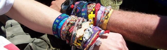 Les bracelets de festivals sont pleins de bactéries