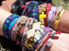 Les bracelets de festivals sont pleins de bactéries