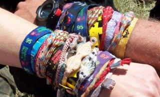 Les bracelets de festivals sont pleins de bactéries