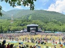 Au Japon, yoga et live aux pieds des collines du Fuji Rock festival 