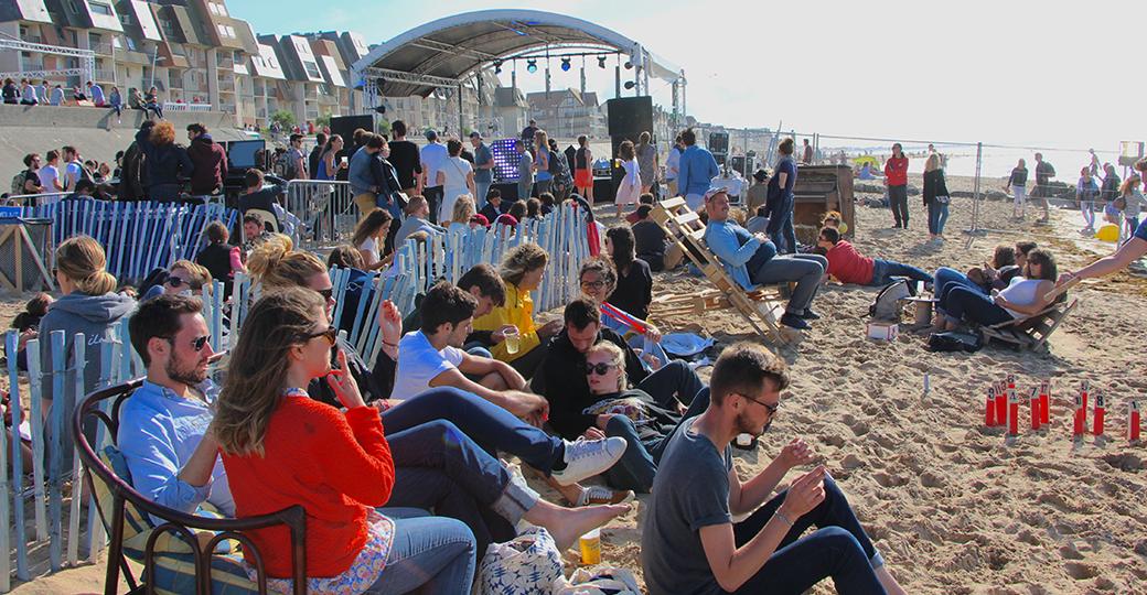 Cabourg Mon Amour : pieds dans le sable et oreilles en éventail