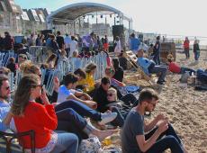 Cabourg Mon Amour : pieds dans le sable et oreilles en éventail