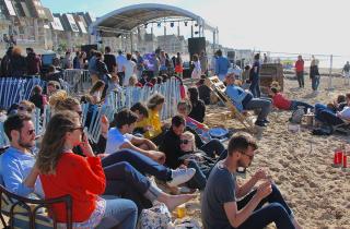 Cabourg Mon Amour : pieds dans le sable et oreilles en éventail