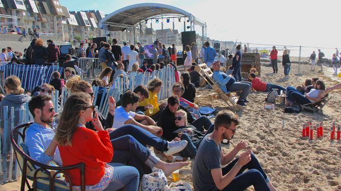 Cabourg Mon Amour : pieds dans le sable et oreilles en éventail